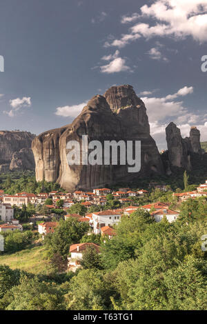 Kastraki, Grèce - 07.04.2018. Vue panoramique sur le village de Kastraki au pied de la montagne des météores en Grèce sur un jour d'été ensoleillé Banque D'Images