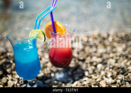 Deux des jus de fruits frais, des cocktails tropicaux on beach Banque D'Images