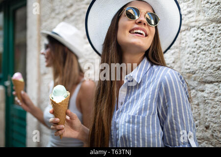Deux jeunes amies s'amuser et de manger de la crème glacée. Banque D'Images