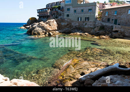 Plage de Saraceno à ville de l'île de Giglio. Italie Giglio Castello est une ville sur la colline la plus élevée de l'île de Giglio. Banque D'Images