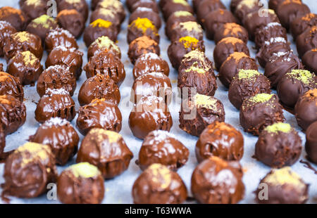 Groupe de doux et délicieux chocolat maison boules sur un papier au dos parsemé de différentes épices close up Banque D'Images