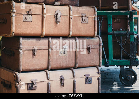 Sheringham, UK - 21 Avril 2019 : valises de décoration rétro sur la plate-forme de la gare de Sheringham sur une journée de printemps ensoleillée. Anglais est un Sheringham Banque D'Images