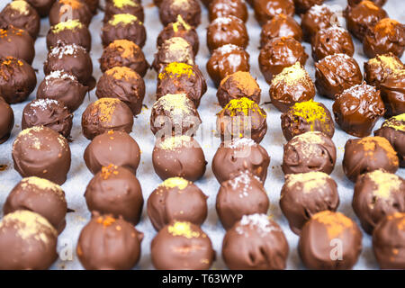 Groupe de doux et délicieux chocolat maison boules sur un papier au dos parsemé de différentes épices close up Banque D'Images
