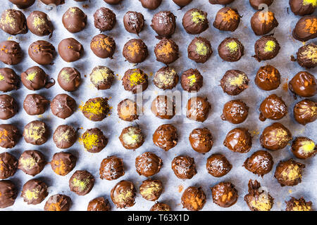 Groupe de doux et délicieux chocolat maison boules sur un papier au dos parsemé de différentes épices close up Banque D'Images