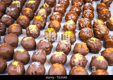 Groupe de doux et délicieux chocolat maison boules sur un papier au dos parsemé de différentes épices close up Banque D'Images