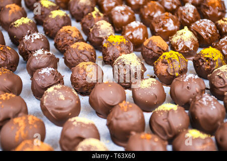 Groupe de doux et délicieux chocolat maison boules sur un papier au dos parsemé de différentes épices close up Banque D'Images