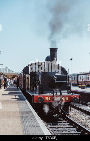 Sheringham, UK - 21 Avril 2019 : le personnel et des passagers par train à vapeur de la ligne Le coquelicot, également connu sous le nom de North Norfolk Railway, un chemin de fer à vapeur du patrimoine Banque D'Images