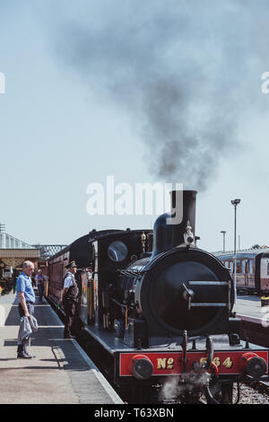 Sheringham, UK - 21 Avril 2019 : le personnel et des passagers par train à vapeur de la ligne Le coquelicot, également connu sous le nom de North Norfolk Railway, un chemin de fer à vapeur du patrimoine Banque D'Images