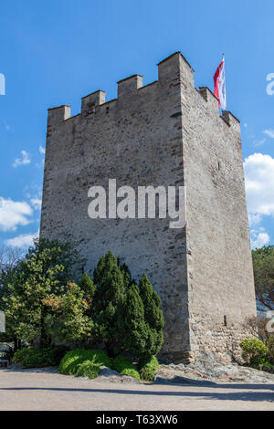 Vue de dessous sur Pulverturm (Tour de la poudrière de l'ancien château) dans la région de Meran. Province du Tyrol du Sud, Bolzano, Italie. Banque D'Images