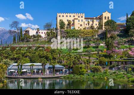 Panorama du château de Trauttmansdorff et botaniques dans un paysage des Alpes de Meran. La province de Bolzano, Merano, le Tyrol du Sud, Italie. Banque D'Images