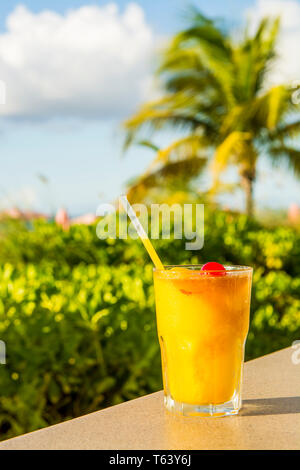 Cocktail Tropical Grace Bay Beach, Providenciales, Turks et Caicos, Caraïbes. Banque D'Images