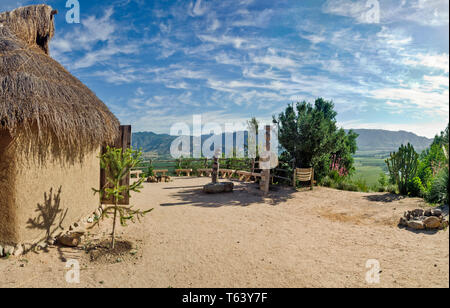 Vue extérieure d'une réplique à moai et hut précolombienne Viina santa cruz winery musée, vallée de Colchagua Chili central. Banque D'Images