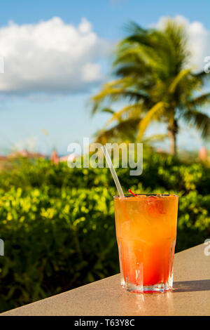 Cocktail Tropical Grace Bay Beach, Providenciales, Turks et Caicos, Caraïbes. Banque D'Images