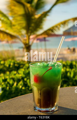 Cocktail Tropical Grace Bay Beach, Providenciales, Turks et Caicos, Caraïbes. Banque D'Images