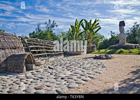 Vue extérieure d'une réplique à moai et hut précolombienne Viina santa cruz winery vallée de Colchagua Chili central. Banque D'Images