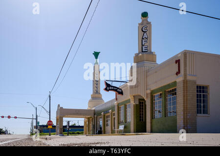 La station tour et U-Drop Inn Café situé le long de la route historique 66 à Shamrock, Texas, États-Unis Banque D'Images