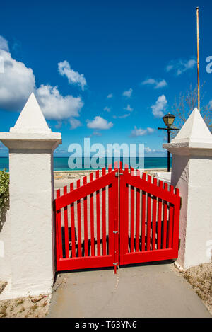 Porte Rouge, Église Anglicane Saint Mary'S, Ville De Cockburn, Île Grand Turk, Îles Turques Et Caïques, Caraïbes. Banque D'Images