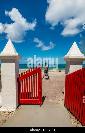 Porte Rouge, Église Anglicane Saint Mary'S, Ville De Cockburn, Île Grand Turk, Îles Turques Et Caïques, Caraïbes. Banque D'Images