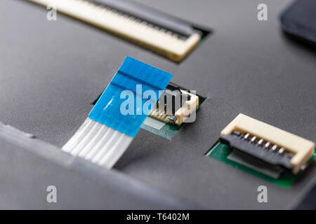 Le connecteur et le câble de l'ordinateur sur le processeur de carte électronique. Le démontage et le nettoyage de l'ordinateur. Partie d'ordinateur portable Banque D'Images