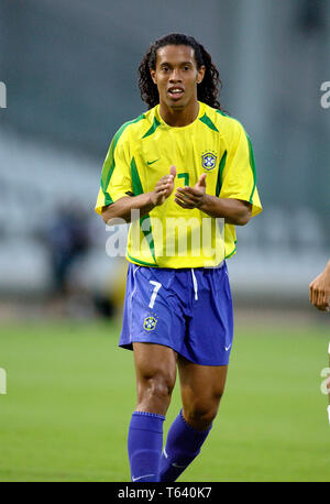 Stade de Gerland Lyon France, 21.06.2003, Football : Coupe des Confédérations, Brasil (jaune) vs USA (blanc) 1:0 --- Ronaldinho (BRA) Banque D'Images