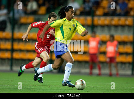 Stade Étivallière, Saint-Etienne France, 23.06.2003, Football : Coupe des Confédérations, Brasil (jaune) contre Turquie (rouge) 2:2 --- Ronaldinho (Brésil) Banque D'Images