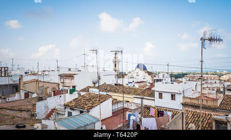 Vue aérienne de la vieille ville d'Oliva, à Valence, en Espagne. Une vue panoramique des rues étroites et anciennes maisons de type mauresque de couleur blanche avec de vieilles églises Banque D'Images