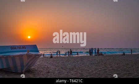 Bateau sur la plage, dans le nord de Goa, Inde à la plage de Calangute Candolim près au coucher du soleil. Magnifique coucher de soleil paysage de Goa typique sur une plage populaire. Banque D'Images