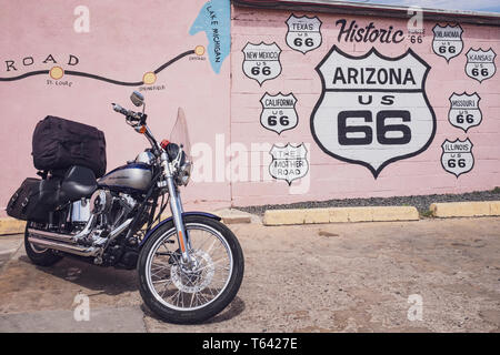 L'historique Route 66 logo peint sur le mur avec une moto Harley-Davidson à côté dans l'Arizona, USA Banque D'Images