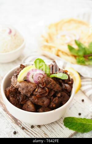 Frire ou rôtir le foie de boeuf servi avec du riz et Roti, selective focus Banque D'Images