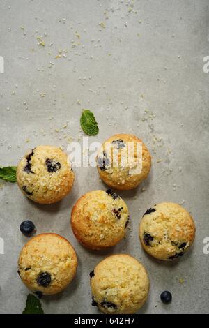 Muffins aux bleuets Citron fait maison avec du sucre topping, selective focus / cuisson Printemps Banque D'Images