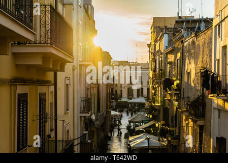 Bari, Italie - 10 mars 2019 : Coucher de soleil dans la ville italienne de Bari, vue sur Piazza Mercantile une maison de vacances. Banque D'Images