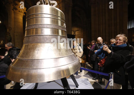 Détail de la nouvelle cloche. La Cathédrale Notre-Dame de Paris 850e anniversaire. Banque D'Images