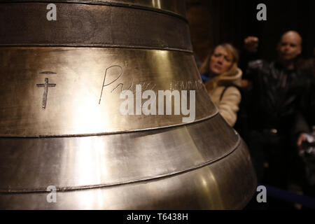 Détail de la nouvelle cloche. La Cathédrale Notre-Dame de Paris 850e anniversaire. Banque D'Images