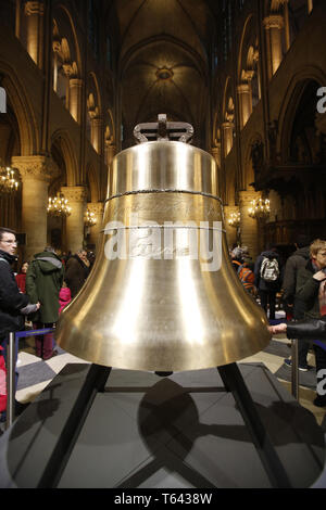 Détail de la nouvelle cloche. La Cathédrale Notre-Dame de Paris 850e anniversaire. Banque D'Images