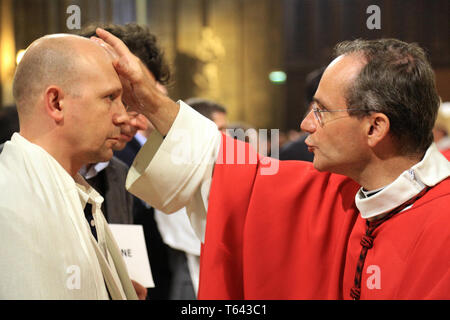 La confirmation d'un adulte. Confirmations en la cathédrale Notre-Dame. Paris. Banque D'Images