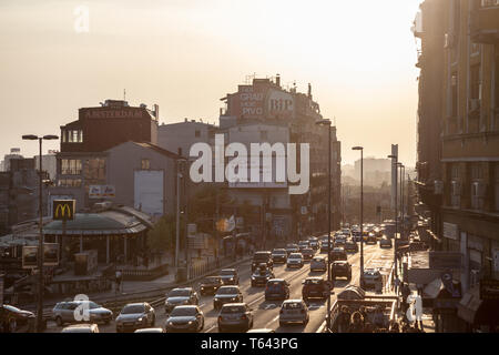 BELGRADE, SERBIE - avril 29, 2018 : Embouteillage des voitures et autres véhicules à Zeleni Venac street à l'heure de pointe, en cas de forte pollution, au coucher du soleil. B Banque D'Images