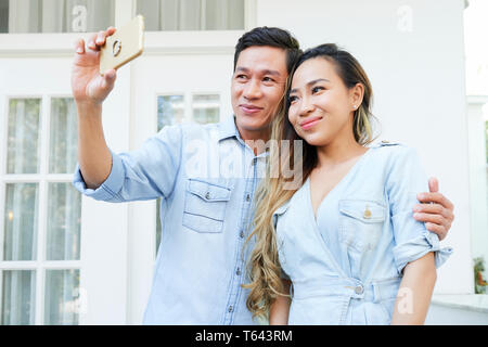 Belle femme Asian couple posant pour selfies Banque D'Images