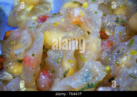 Banh bot loc tom thit boulettes de tapioca vietnamiennes translucides remplies de crevettes et de porc, disposées sur une assiette mettant en valeur leur texture brillante et Banque D'Images