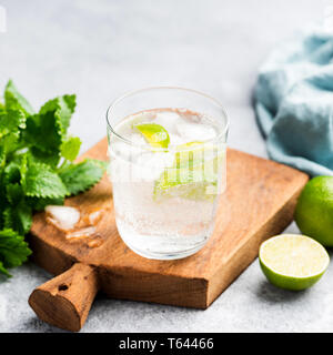 D'été rafraîchissante mojito cocktail ou limonade pétillante dans verre Banque D'Images