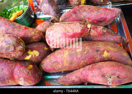 Khoai lang nuong délicieux grillés - ensemble de patates douces sur grill bar le charbon de l'alimentation de rue vietnamiens par temps froid la cuisine asiatique Da Lat Banque D'Images