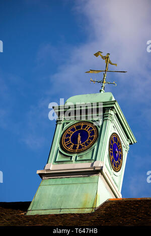 Réveil et coupole qui couronne l'ancien Assembly Rooms, à l'angle de la Grand-rue et nouveau canal, d'une horloge précise W H Smith et fils Banque D'Images