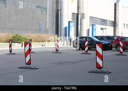 Parking gratuit. La signalisation routière pour plus d'informations. Obstacle détour sur le côté droit. Contournement de l'obstacle sur le côté gauche. Banque D'Images