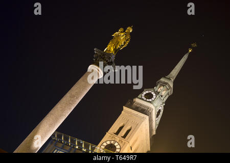 Le Golden Mary's en face de la colonne les tours de la cathédrale Notre-Dame de Munich, Allemagne Banque D'Images