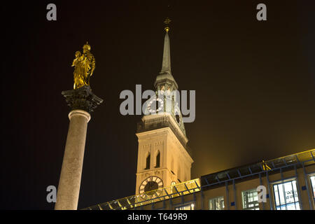 Le Golden Mary's en face de la colonne les tours de la cathédrale Notre-Dame de Munich, Allemagne Banque D'Images