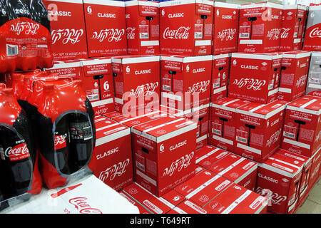 Pile de boîtes de Coca-Cola dans un magasin Banque D'Images