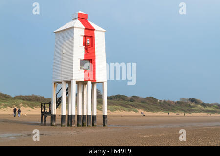 Phare faible dans les vasières du Canal de Bristol à Burnham-on-Sea, Somerset England UK. Avril 2019 Banque D'Images