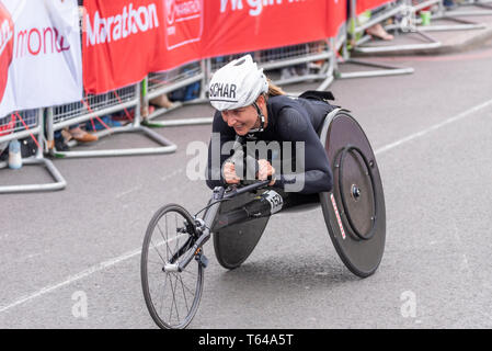 Manuela Schar participe à la course en fauteuil roulant Virgin Money London Marathon 2019 près de Tower Bridge, Londres, Royaume-Uni Banque D'Images