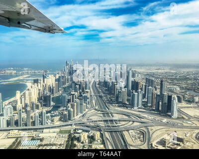 Vue aérienne de la Marina de Dubaï Cheikh Zayeg avec échangeur de la route, aux Émirats Arabes Unis Banque D'Images