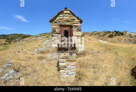 Petit modèle de l'église au milieu de nulle part sur l'île grecque mal peuplé, habituellement utilisée pour brûler des bougies pour des fins religieuses Banque D'Images