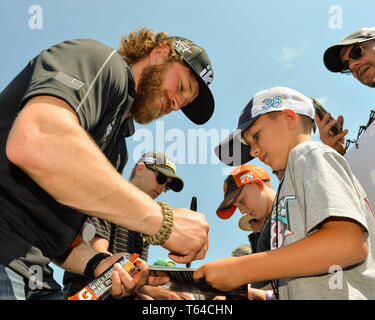 Talladega, AL, États-Unis d'Amérique. Apr 28, 2019. Jeffrey Earnhardt, signe des autographes avant le Geico 500 à Talladega Super Speedway à Talladega, AL. Kevin Langley/Sports médias du Sud/CSM/Alamy Live News Banque D'Images